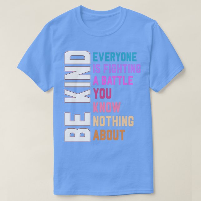 Camiseta Seja gentil Todos Estarem Lutando Uma Batalha Que  (Frente do Design)