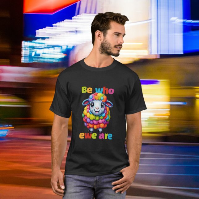 Camiseta Seja quem for, Rainbow Sheep (Be who ewe are Rainbow Sheep T-Shirt from Ricaso. LGBT Pride apparel with cute colorful sheep. )