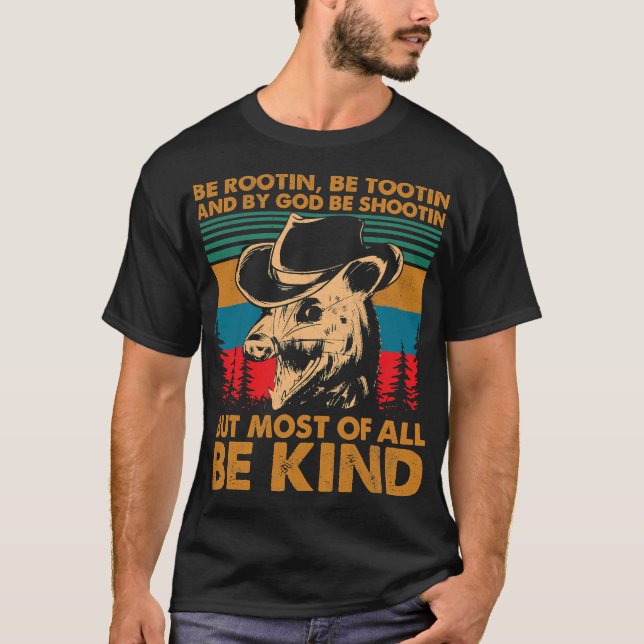 Camiseta Seja Rootin Be Tootin Be Shootin Be Kind Cowboy Op (Frente)
