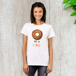 Camiseta Seja um Design do Lover Bagel Funny Comida<br><div class="desc">Adicione um pouco de diversão ao seu armário com esta camiseta feminina "Seja um Bagel". Apresentando uma ilustração lúdica do bagel e um trocadilho espirituoso, esta árvore é perfeita para amantes de comidas, entusiastas de brunch e qualquer um que aproveite uma boa risada. Feito de tecido macio e respirável, ele...</div>