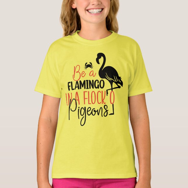 Camiseta Seja um Flamingo em um Bando de Pombos (Frente)