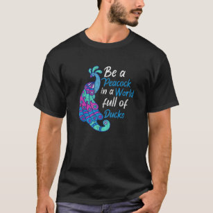 Camiseta Seja Um Peacock Num Cheio Mundial De Patos Engraça