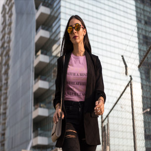 Camiseta Seja uma menina com uma mente, uma mulher com atit