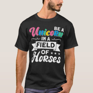 Camiseta Seja uma Unicórnia num Campo de Cavalos