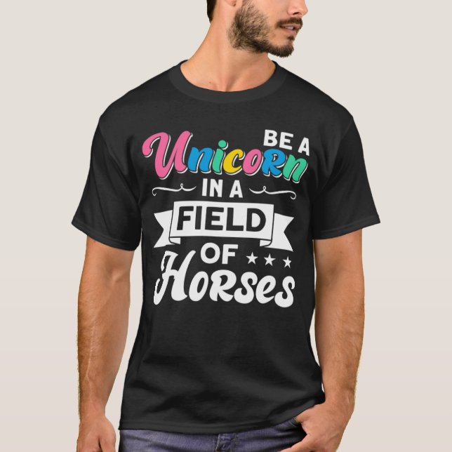 Camiseta Seja uma Unicórnia num Campo de Cavalos (Frente)