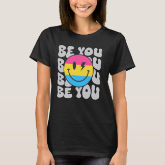 Camiseta Seja Você Que Sorri Com A Cara De Hippie LGBTQ Pan