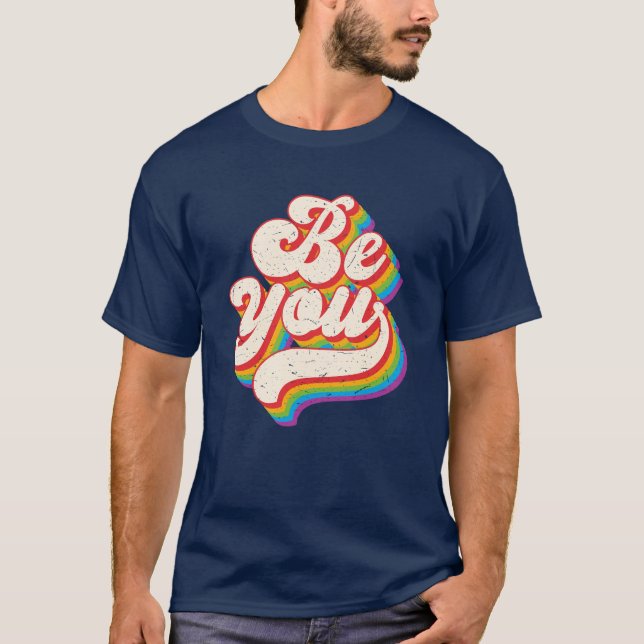 Camiseta Seja você Retro Orgulho Rainbow LGBTQ (Frente)
