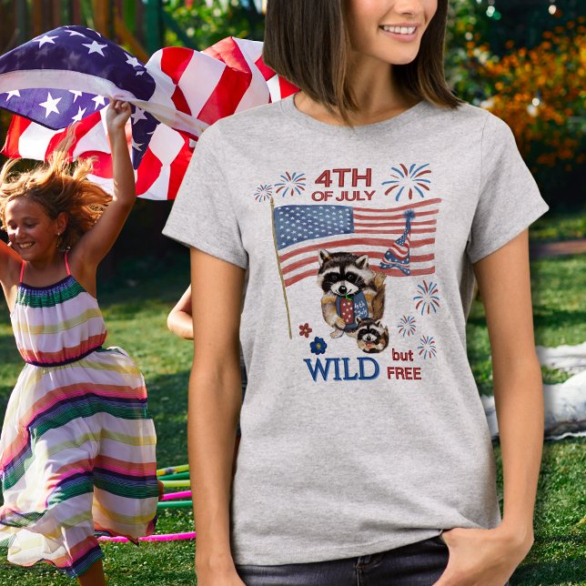 Camiseta Selvagem mas livre" Raccoon Mãe e Bebê 4 de julho (Wild but Free Raccoon Mom & Baby 4th of July T-Shirt)