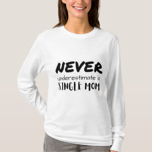 Camiseta Sem medo. É feroz. Mãe. Capacitação da rua feminin