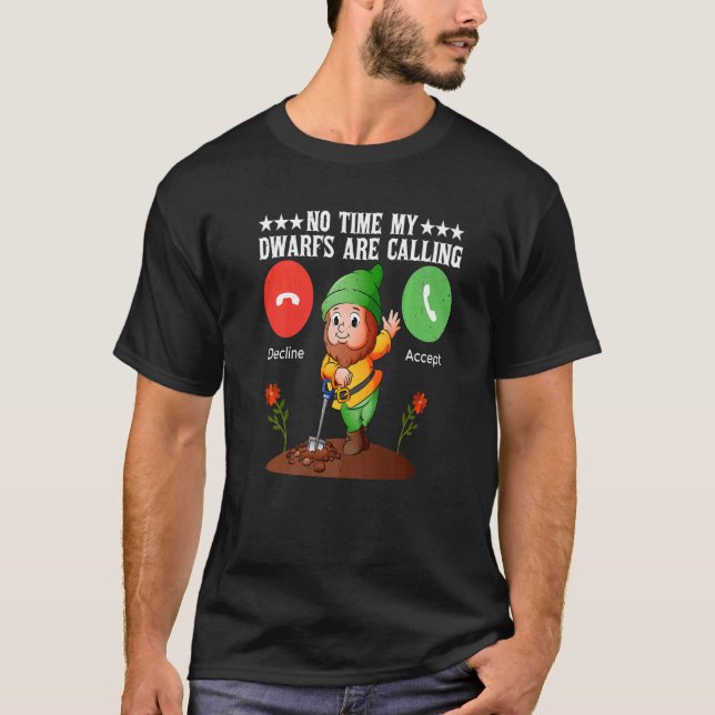 Camiseta Sem Tempo Meus Anões Estão Chamando De Jardineiro  (Frente)