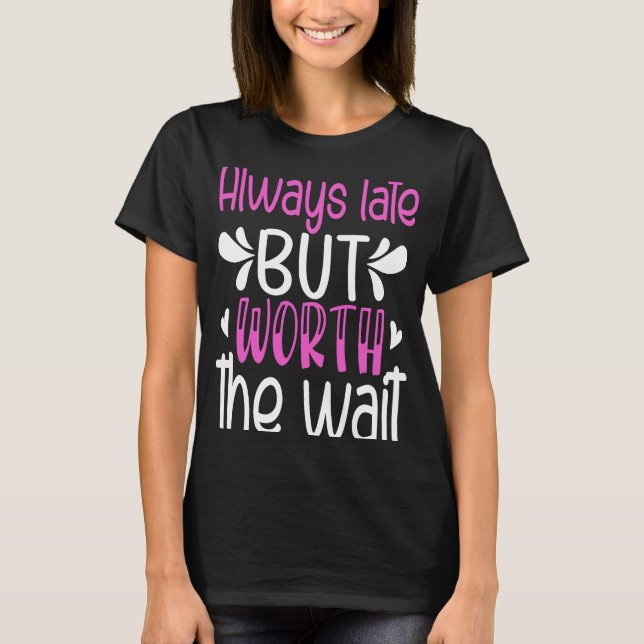 Camiseta Sempre Atrasado, Mas Vale A Pena Esperar (Frente)
