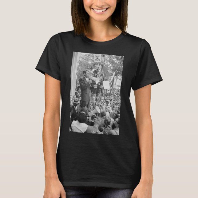 Camiseta Sen. Robert Kennedy Campaigning para Presidente do (Frente)