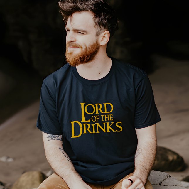 Camiseta Senhor das Bebidas - Hilário e Sarcástico (Lord of the Drinks” parody shirt – perfect for parties, beer lovers, and Tolkien fans with humor)