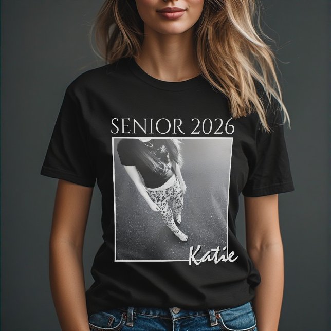 Camiseta Senior 2026 Custom Photo & Name Minimalist Black  (Criador carregado)