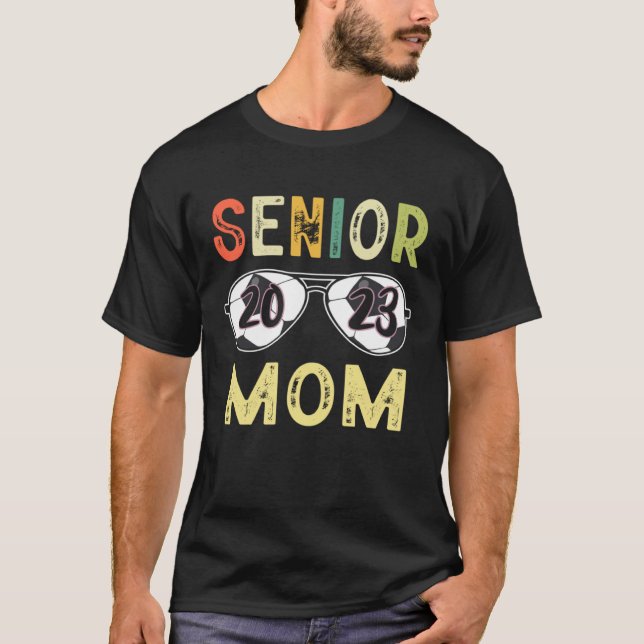 Camiseta Senior Mom 2023 Proud Mom Soccer Lover Senior Grad (Frente)