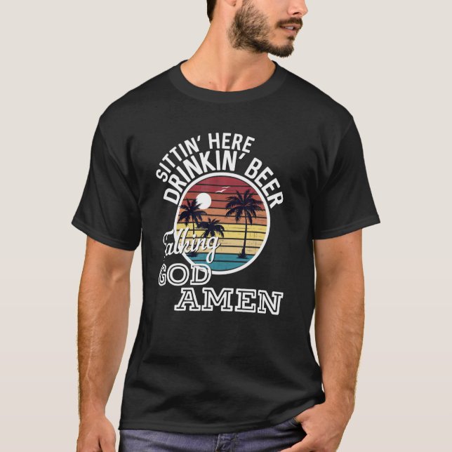 Camiseta Sentado Aqui Bebendo Cerveja Falando com Deus. (Frente)
