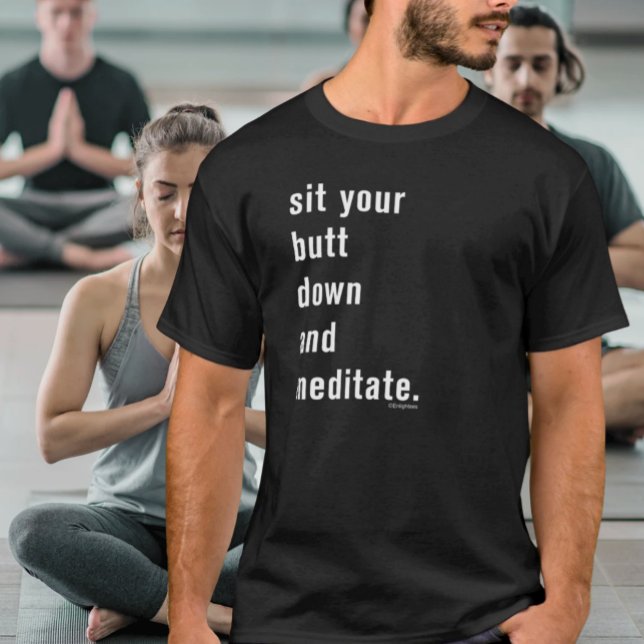 Camiseta Sente-se e medite preto de ioga engraçado (Sit Your But Down and Meditate Funny Adult Tee in Black)