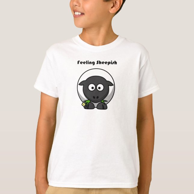Camiseta Sentindo Caricatura Bela e Bela Ovelha Engraçada (Frente)