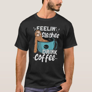 Camiseta Sentindo Slothee Beber Café Manhã Sonolento Cansad