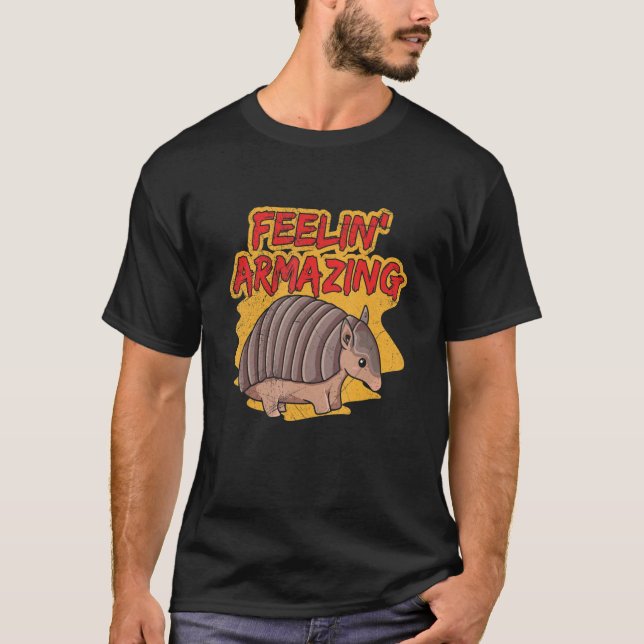 Camiseta Sentir Armando Arma Para Um Armadillo Zoo Keeper (Frente)