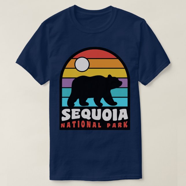 Camiseta Sequoia National Park Bear Crachá Retro Sunset (Frente do Design)
