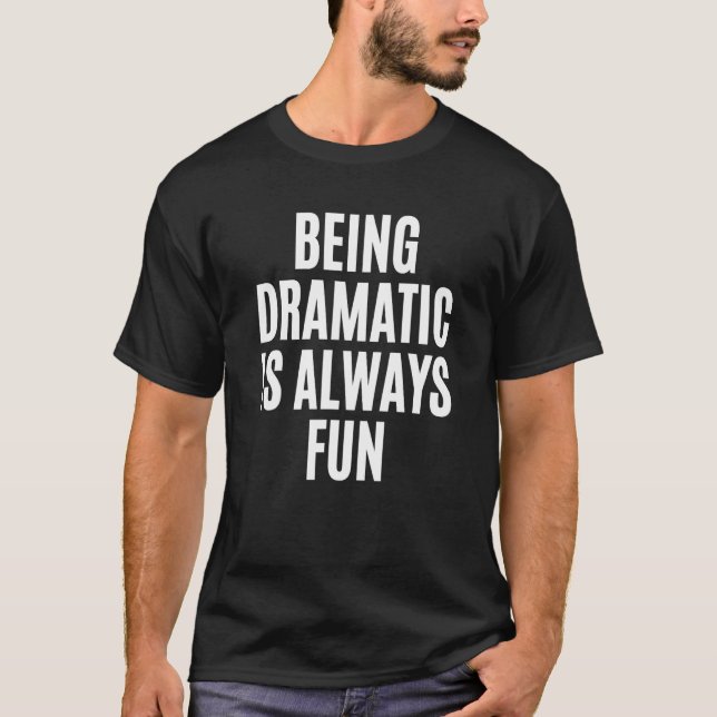 Camiseta Ser Dramático É Sempre Uma Novidade Divertida Para (Frente)