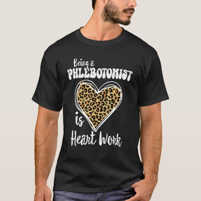 Camiseta Ser um Flebotomista é trabalho cardíaco Amor Leopa (Frente)