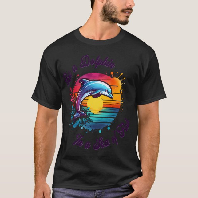 Camiseta Ser um Golfinho em um Mar de Peixes (Frente)