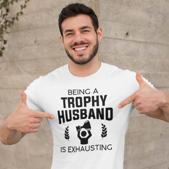 Camiseta Ser Um Marido De Troféus Está Escaindo (trophy husband shirt)