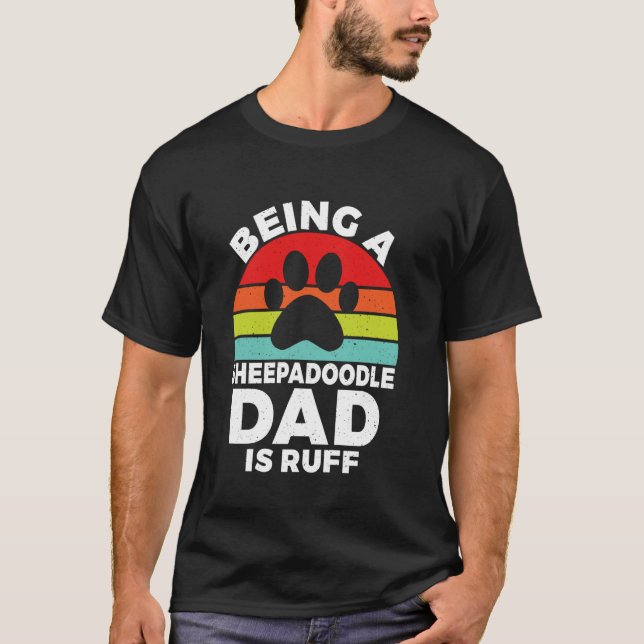 Camiseta Ser um Pai Sheepadoodle é ruff Sheepadoodle (Frente)