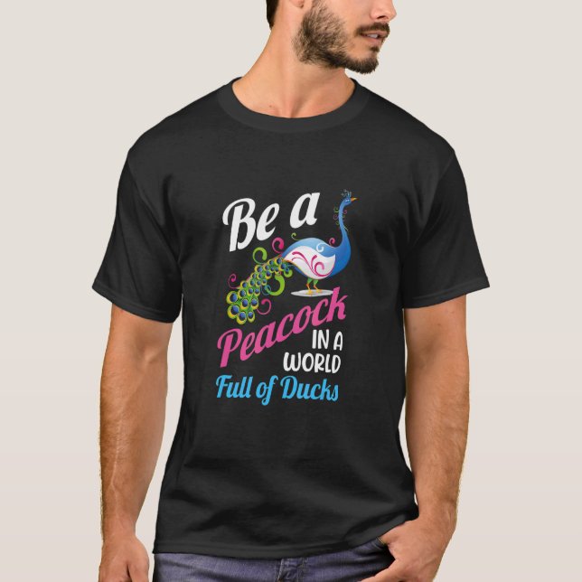 Camiseta Ser Um Pavão Num Cheio Mundial De Patos (Frente)