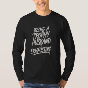 Camiseta Ser Um Troféu Está Exaustando Marido Engraçado