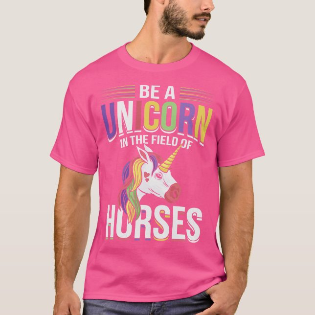 Camiseta Ser Um Unicórnio No Campo Dos Cavalos (Frente)