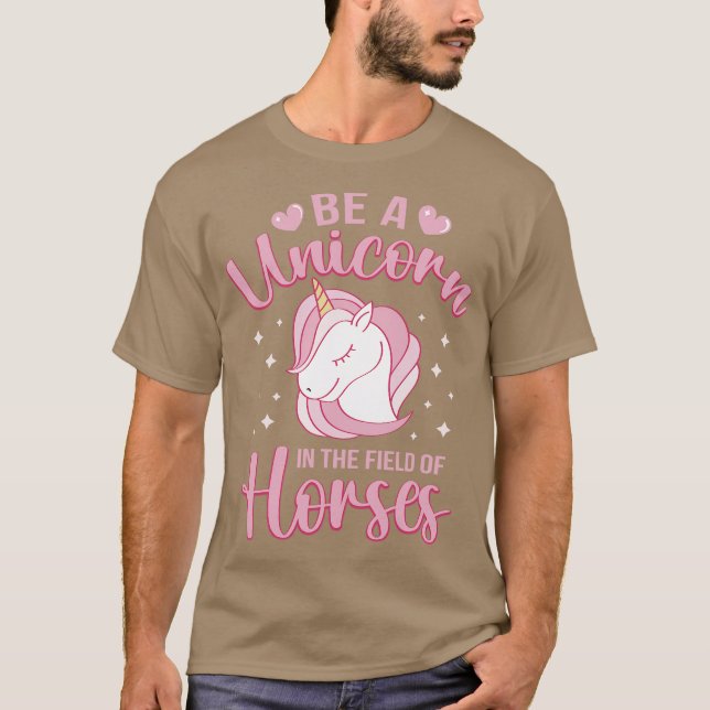 Camiseta Ser Um Unicórnio No Campo Dos Cavalos 2 (Frente)
