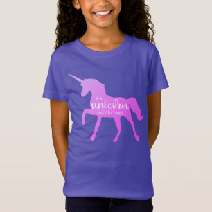 Camiseta Ser um unicórnio num campo de cavalos