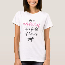 Camiseta Ser Unicórnio em Campo de Cavalos