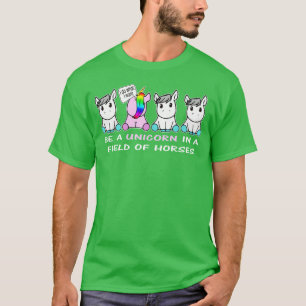 Camiseta Ser Unicórnio Num Campo De Retrô De Cavalos