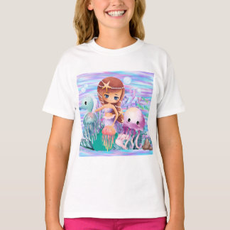 Camiseta Sereia com uma estrela no cabelo brincando no ocea