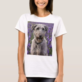 Camiseta Serene Majestade: Wolfhound Sentado em uma Íris Ro