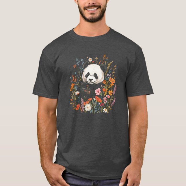 Camiseta Serene Panda Amidst a Floral Wonderland (Frente)