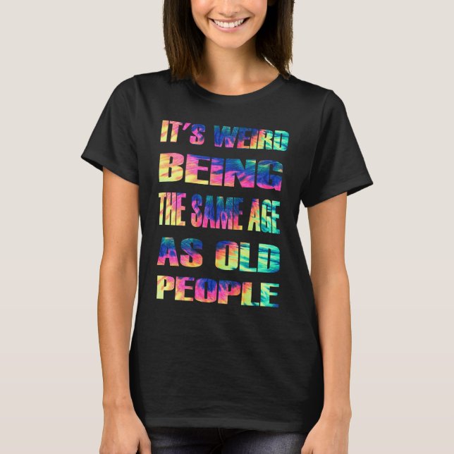 Camiseta Seria Estranho Ter A Mesma Idade Que A Velha Pesso (Frente)