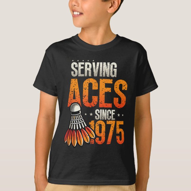 Camiseta Servindo Aces Desde 1975 Badminton Nasceu 50º (Frente)