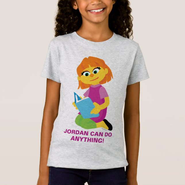 Camiseta Sesame Street | Julia Lendo um Livro (Frente)