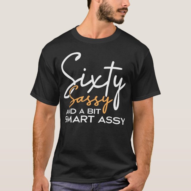 Camiseta Sessenta Sassy E Um Pouco de Smart Assy 60º Aniver (Frente)