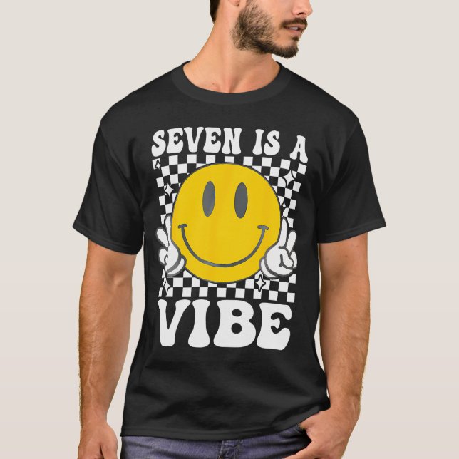 Camiseta Sete É Um 7 Vibe Birthday Groovy Boys Garotas 7 Y (Frente)