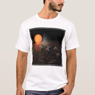 Camiseta Sete planetas em órbita em torno da estrela.