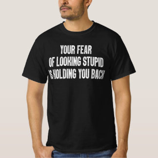 Camiseta Seu Medo de Parecer Estúpido Está Te Retendo