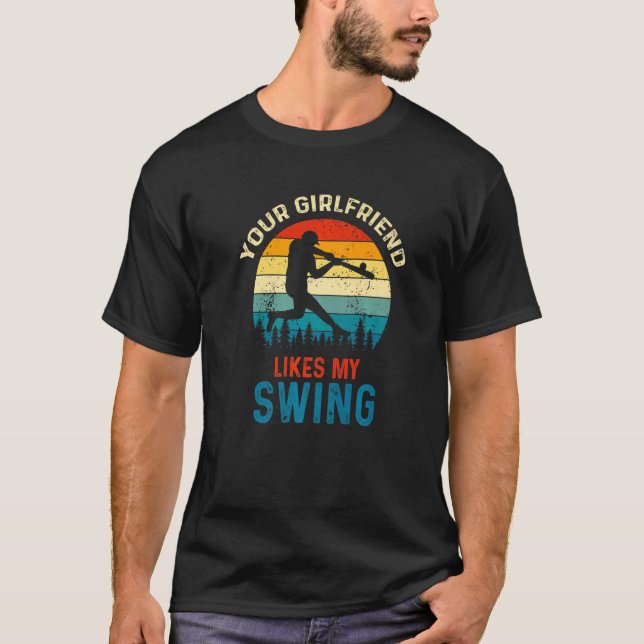 Camiseta Seu Namorada Gosta Do Meu Softball Swing Para Home (Frente)