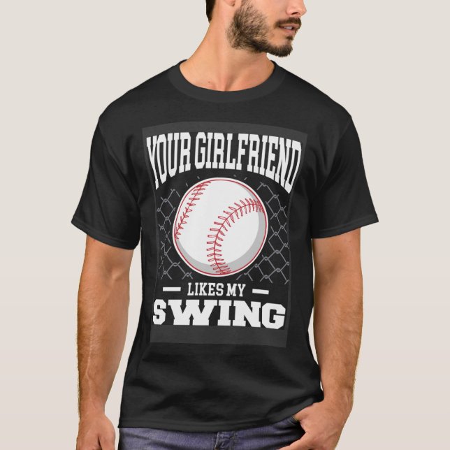 Camiseta Seu Namorada Gosta Dos Meus Homens De Baseball 1 (Frente)