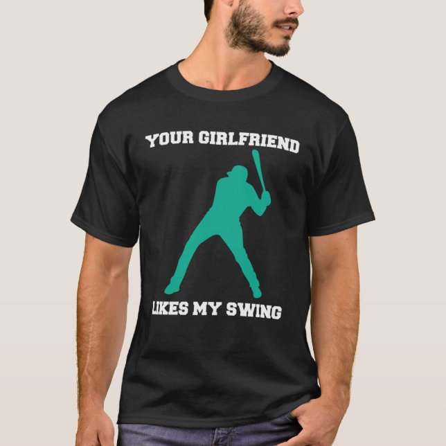 Camiseta Seu Namorada Gosta Dos Meus Homens De Baseball Swi (Frente)